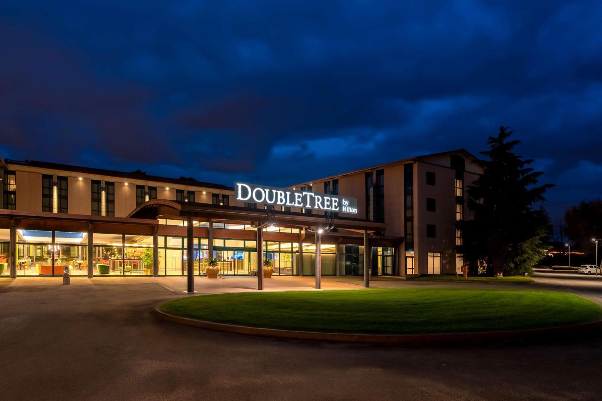 ホテル Doubletree By Hilton Milan Malpensa ソルビアーテ・オローナ エクステリア 写真